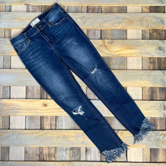 Like New ✵☽Free People☾✵ Distressed < Great Heights > Frayed Blue Jean | 26 XS 2 - Picture 3 of 16